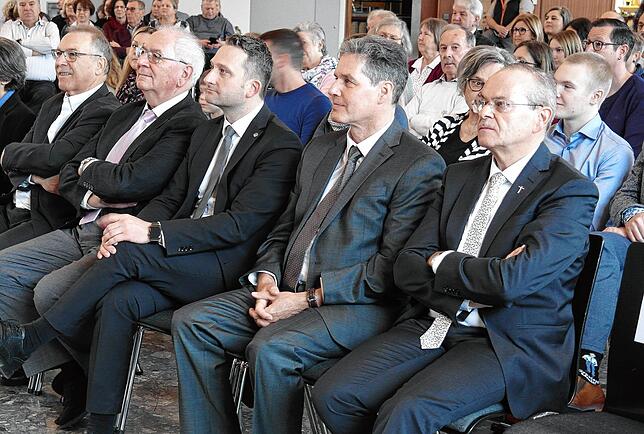 Prominente Gäste in der ersten Reihe (von rechts): Pfarrer Reinhard Hangst, Bürgermeister Dieter Stauber aus Friedrichshafen, ...