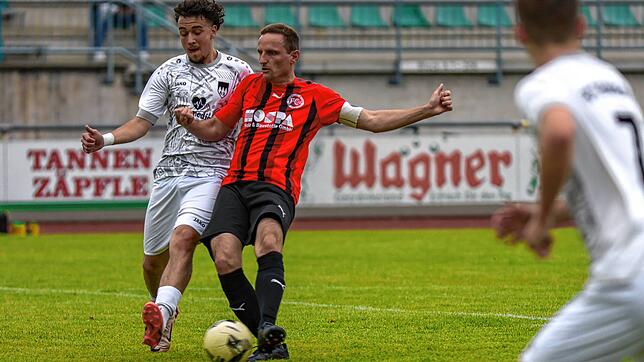 Relegations-Chance gewahrt: Markus Rufle (Mitte, gegen Tiengens Simon Friede) rettete dem FC 08 Bad Säckingen in der Nachspielzeit den ...