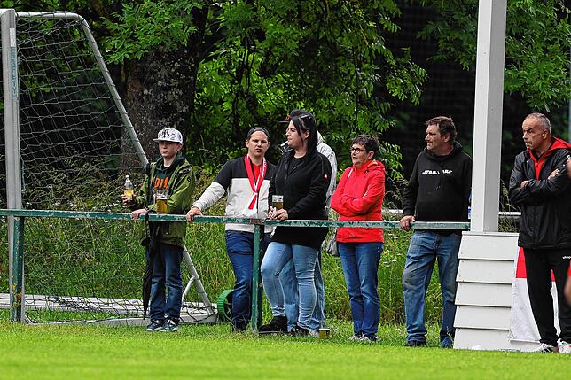 Bild 11: FC Pfaffenweiler feiert nach 2:1-Erfolg Relegationsplatz. Wir waren mit der Kamera dabei.