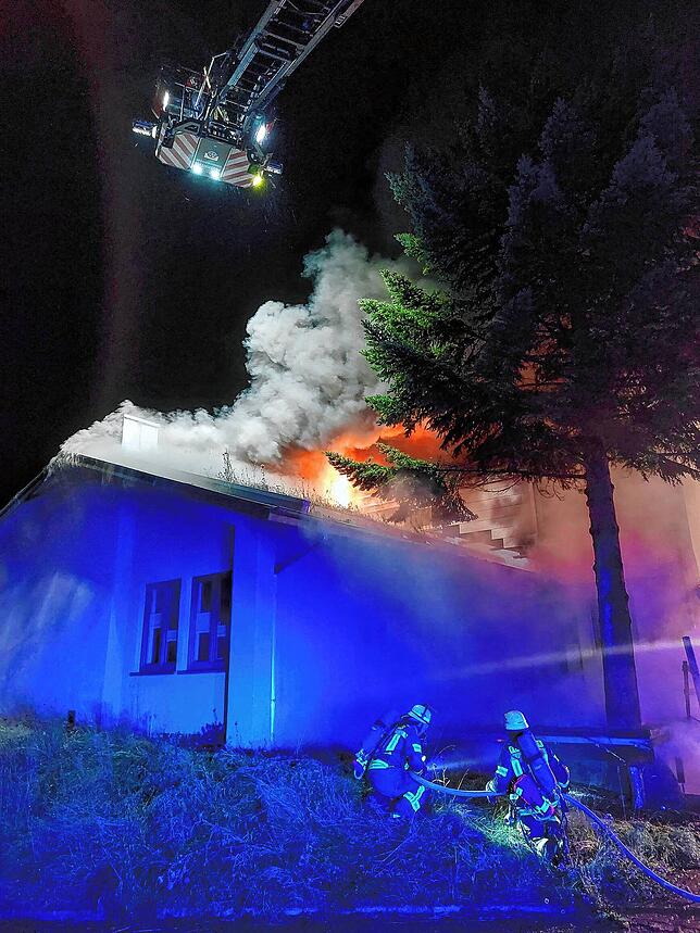 Was den Einsatz besonders kompliziert macht: Auf dem begrünten Dach des Naturfreundehauses macht sich das Feuer schnell breit.