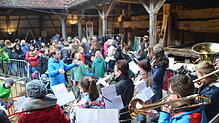Auch in diesem Jahr verwöhnen die Steißlinger auf ihrem Weihnachtsmarkt nicht nur mit selbstgemachten Waren sondern auch mit ...