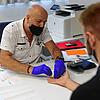Ein ebm-papst-Mitarbeiter bei einem Corona-Schnelltest in einem Sanitärszimmer. Dem Unternehmen liegt direkt ein Ergebnis vor.