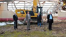 Stadtbaumeister Christian Unkel, OB Erik Pauly, Bürgermeister Severin Graf und Bauamtsleiter Tobias Butsch (v.l.) machen sich ein Bild ...