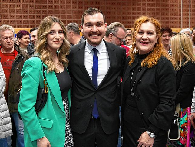 Strahlt über das ganze Gesicht: Tengens neuer Bürgermeister Selcuk Gök mit einer Partnerin Annalena Arendt (links) und seiner Mutter ...
