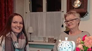 Franziska Burger unterhält sich mit Mitarbeiterin Eva Baumgartner über ihre Wahl zur Erzinger Weinprinzessin 2024/25, das Winzerfest und ...