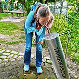 Julia Denzlinger erfrischt sich am neuen Trinkwasserbrunnen auf dem Spielplatz.