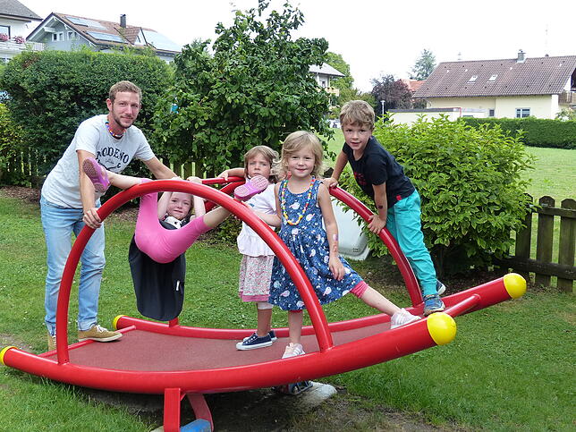 Noch reicht der Platz für die Kinder, hier von links Praktikant Steffen Becker mit Amelia, Mia, Pia und Max. Für den Anbau muss aber ein ...