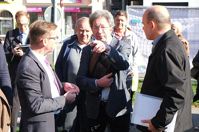 Vertreter des Petionsauschusses des Landtag besichtigen mit der Stadtverwaltung und Anwohnern mögliche Standorte für Motorradstellplätze.