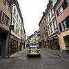 Ein Polizeifahrzeug fährt durch eine Gasse in der Innenstadt.