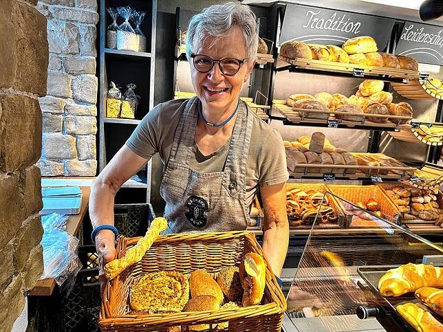 Bernadette Mangold stellt unsere Vielfalts-Tüte für zehn Euro zusammen. Mit dabei: die Käste-Knusperstange, ein Liebling vieler Kinder.