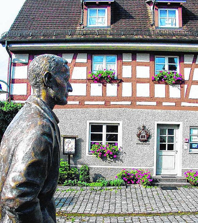 Vor dem Hesse-Museum in Gaienhofen erinnert eine Skulptur an den berühmten Literaten.