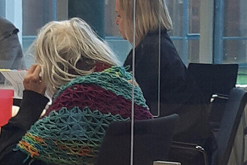 Die hochbetagte Edith S. bei der Verhandlung im Jahr 2020 im Landgericht Konstanz. Zur Tatzeit war sie 84 Jahre alt.