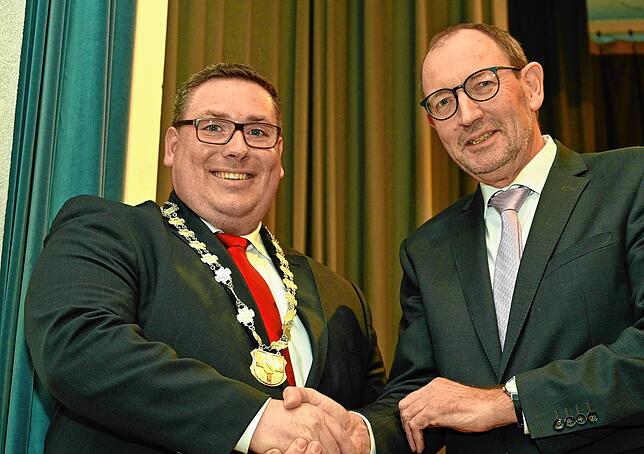 Peter Kessler (rechts) gratuliert seinem Nachfolger im Amt des Bürgermeisters von Moos, Patrick Krauss. Diese Aufnahme entstand kurz ...