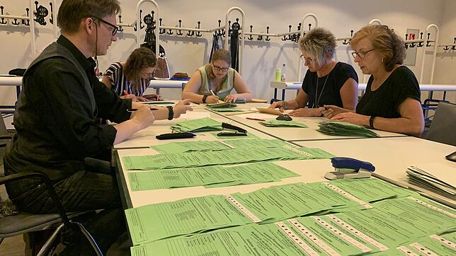 Konzentrierte Arbeit: Der Wahlvorstand eines Wahllokals in der Stadthalle bei der Auszählung der Kreistagswahl.