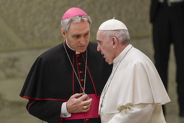 Papst Franziskus (rechts) spricht bei seiner wöchentlichen Generalaudienz in der Vatikanischen Audienzhalle mit Georg Gänswein, ...