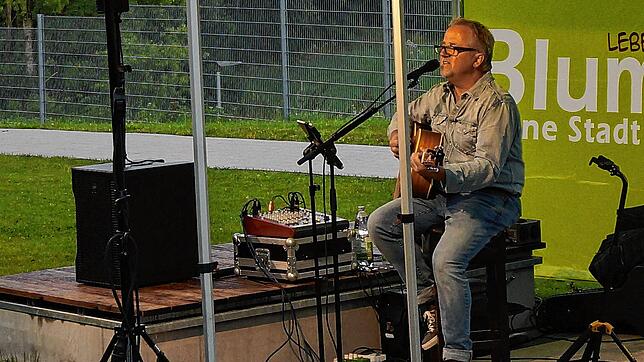 Roland &bdquo;Dooly&ldquo; Sauter macht den Auftakt zur dreiteiligen Picknick-Konzertreihe und begeistert das Publikum mit seinem ...
