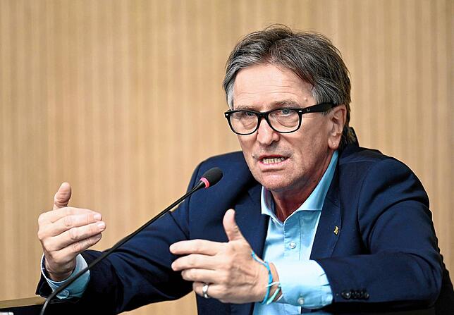 Symbolfoto: Manfred Lucha, Minister für Soziales und Integration in Baden-Württemberg, spricht bei einer Regierungs-Pressekonferenz im ...