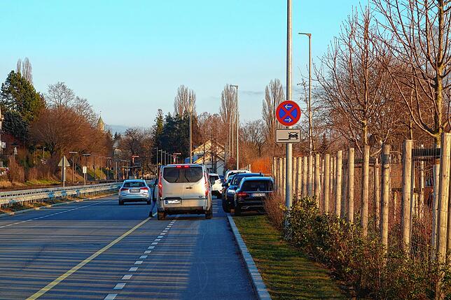 Schnell den Kinderwagen und den Nachwuchs ausladen, damit einer schon mal mit den Kindern auf den Spielplatz gehen kann. Der Radweg ist ...