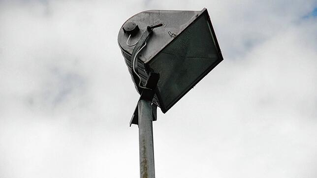 Einer von vielen Flutlichtstrahlern im Haberfeld am Kunstrasenplatz des SSC Donaueschingen. Die Halogene soll demnächst durch LED ...