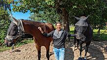 Sabine Ellenberger mit Siegfried (links) und Dakima: Die zwei Pferde sind zum Glück unversehrt. Stute Seline ist derzeit in der ...