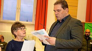 Marlene Blume aus Reiselfingen, hier mit Bürgermeister Tobias Link, hat eine Unterschriftenaktion initiiert, die mit einer ...