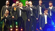 „Hallelujah!“: Die zwölf Tenöre begeisterten im Gloria das Publikum mit Pop- und Rockhymnen. Bild: Jürgen Scharf