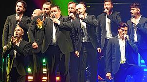 „Hallelujah!“: Die zwölf Tenöre begeisterten im Gloria das Publikum mit Pop- und Rockhymnen. Bild: Jürgen Scharf