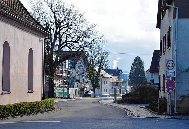 Die Mehrheit des Gemeinderats möchte Tempo 30 für die Kaiserpfalzstraße ab der Weilerkapelle (links). Die Verwaltung wird nun einen ...
