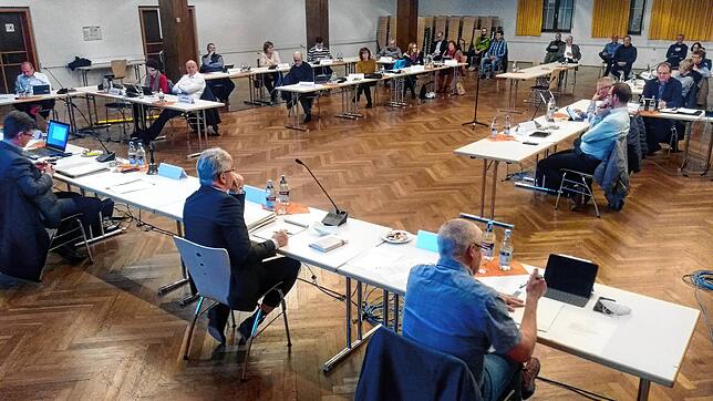 Pandemiebedingt tagt der Markdorfer Gemeinderat seit Monaten schon in der Stadthalle. Nur so sind die Abstände zwischen den Mitgliedern ...