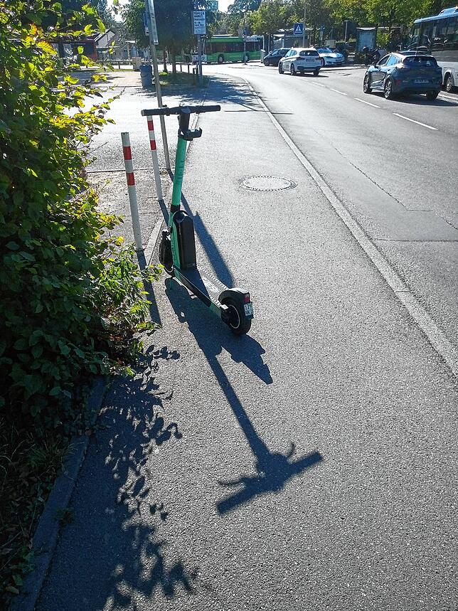 Ein E-Scooter blockiert den Teil des Fußgängerweges in Überlingen. Mitarbeiter des Unternehmens Tier Mobility sind eigentlich dafür ...