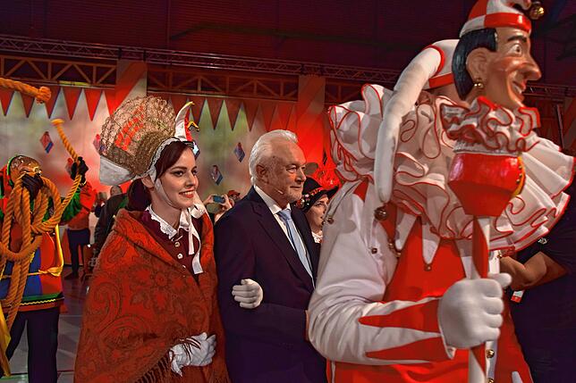 Wolfgang Kubicki wird in die Jahnhalle geführt.