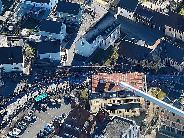 Bild 2: Fasnachtsumzug aus ungewohnter Perspektive: So blicken Segelflieger auf Narren und ihren Umzug