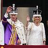 Die frisch gekrönten König Charles III. und Königin Camilla winken vom Balkon des Buckingham Palastes der Menge zu.