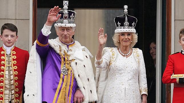 Die frisch gekrönten König Charles III. und Königin Camilla winken vom Balkon des Buckingham Palastes der Menge zu.