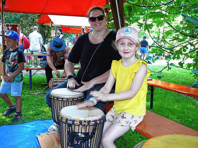 Mina, fünf Jahre, und ihre Mama Lisa Henn testen die Trommeln beim Kinderfest.
