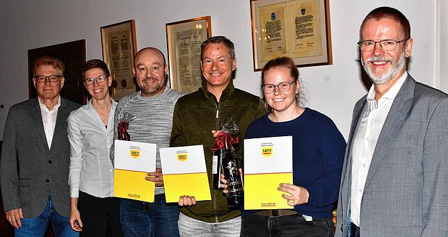 Trio vom FC Hochrhein: Roland Kuhne und Katharina Keßler (von links) ehrten zusammen mit SBFV-Präsident Reinhold Brandt (rechts) die ...