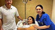 Der kleine Celik Hamit kuschelt sich an seine Mama. Er ist das Neujahrsbaby 2025 in der Helios Klinik Rottweil.
