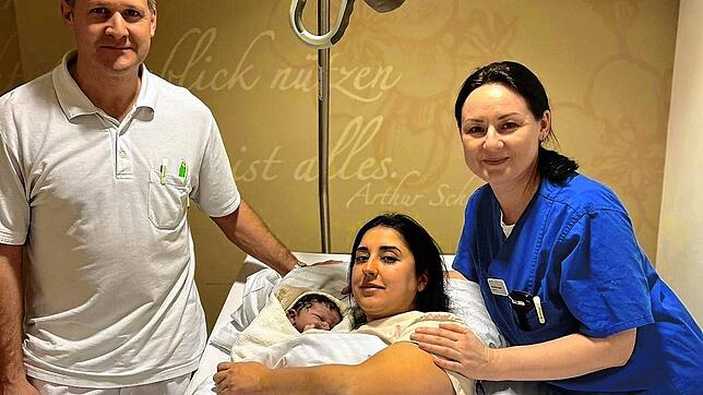 Der kleine Celik Hamit kuschelt sich an seine Mama. Er ist das Neujahrsbaby 2025 in der Helios Klinik Rottweil.