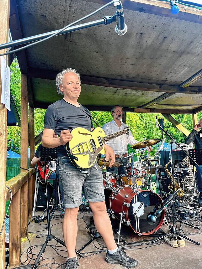 Bild 11: Zurück beim Publikum: Die Bregi House Band liefert ein fulminantes Comeback im Park