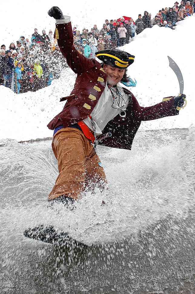 Ein Pirat auf dem Snowboard entert im Jahr 2010 die Pfütze auf dem Hotzenwald.