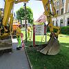 Das neue Schilderleitsystem für Geisingen wird derzeit installiert. Herbert Maier und Bernd Weber vom städtischen Bauhof montieren hier ...