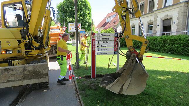 Das neue Schilderleitsystem für Geisingen wird derzeit installiert. Herbert Maier und Bernd Weber vom städtischen Bauhof montieren hier ...