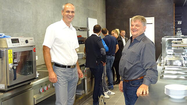 Bürgermeister Arne Zwick (links) und Investor Herbert Alber sehen sich an der langen Selbstbedienungstheke schon mal um. Beide sind ...
