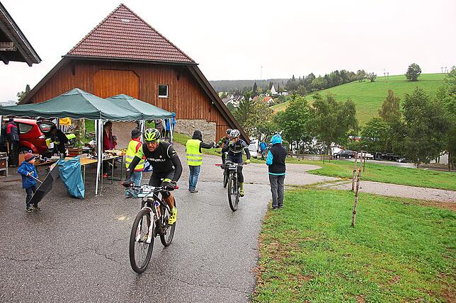 Im Schonacher Obertal sorgen die Mountain-Bike-Freunde für Erfrischungen.