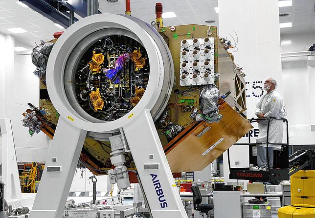 Blick in die Satelliten-Produktion des Sentinel-6A-Programms von Airbus in Friedrichshafen.
