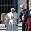 Da war die Welt noch in Ordnung: Papst Franziskus unterhält sich mit Kardinal Müller auf den Stufen des Petersdoms. Inzwischen ist das ...