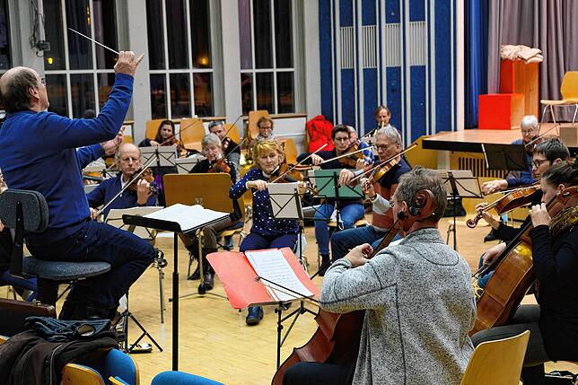 Proben des Sinfonieorchesters Friedrichshafen: Am 1. Mai spielt das Orchester ein Benefizkonzert zugunsten der Ukraine-Hilfe des Klinikums.