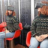 Rote Stühle, wandhohe Spiegel: der Raum, der Interessierte mithilfe von VR-Brillen in das geplante Tiefenlager reisen lässt.