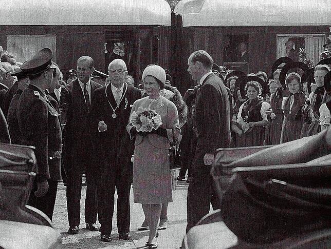 Am 22. Mai 1965 besuchen Königin Elisabeth II. von England und Prinz Philip Salem mit einem Sonderzug. Halt machen sie dafür am Bahnhof ...