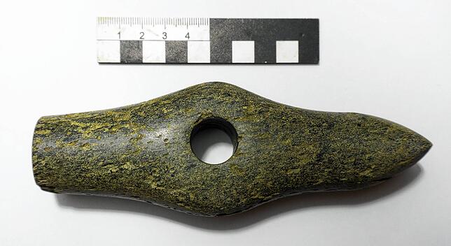 Diese filigran ausgearbeitete Steinaxt, unser Bild zeigt die Unterseite, haben Archäologen in einem Grab bei Hüfingen gefunden.